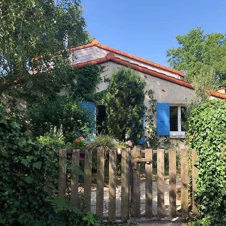 Le Pommier - D'hotes Bed & Breakfast 3*